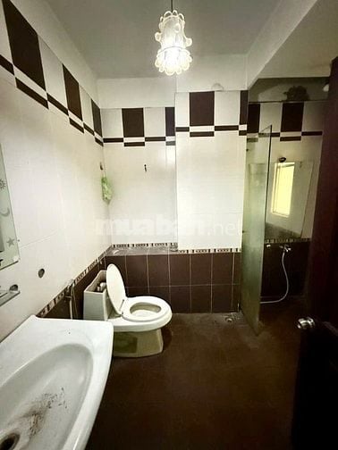 Nhà mặt tiền 4,1×21m 3 lầu 16PN cho thuê 60tr đối diện trường ĐH CN4