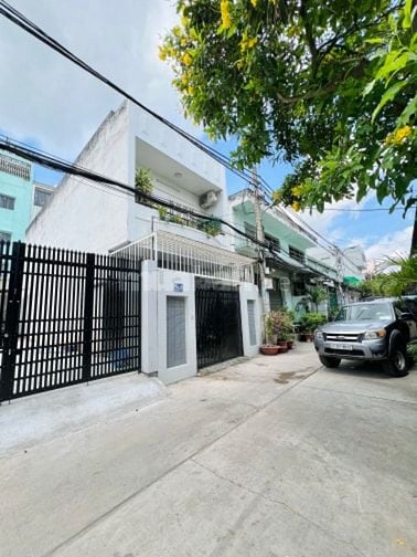 Bán nhà cũ tiện xây mới, diện tích 5,1 x 20m, chỉ hơn 6 tỷ.