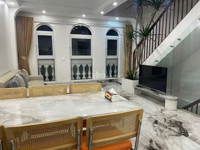Bán nhanh nhà Phố Hoa Bằng, Thang máy, 35m, 6 tầng, 5m MT, giá 12 tỷ 