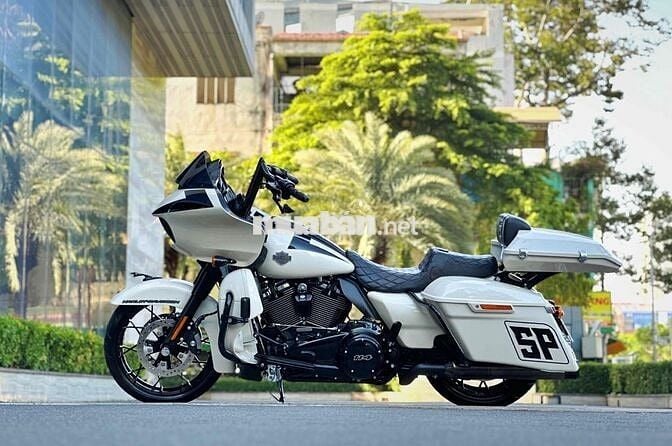 Like New - HARLEY Road Glide 114Ci Special