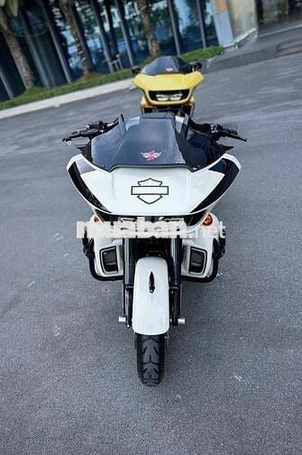 Like New - HARLEY Road Glide 114Ci Special