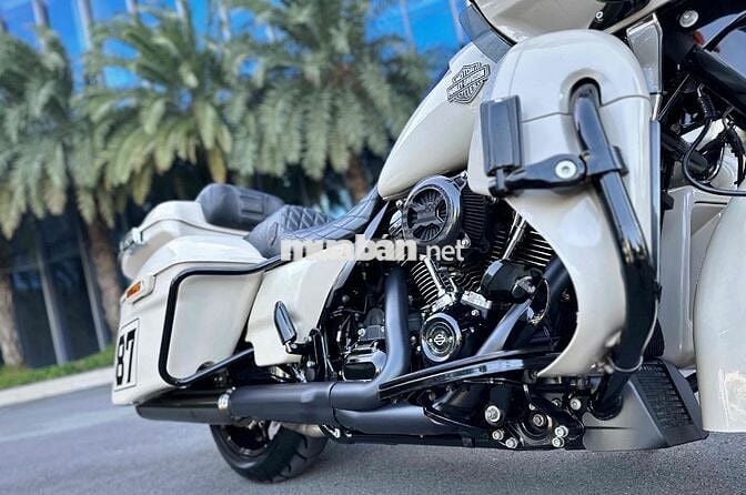 Like New - HARLEY Road Glide 114Ci Special