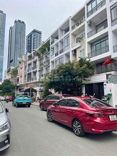 Cho thuê nguyên căn mặt tiền 2C Nguyễn Ngọc Phương. DT: 6 x14m, 5 tầng