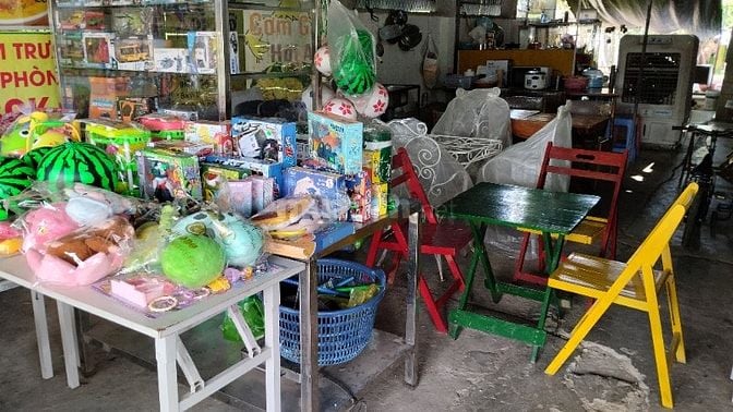 Sang nhà thuốc, cửa hàng mua bán đồ cũ 