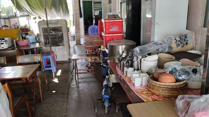 Sang nhà thuốc, cửa hàng mua bán đồ cũ 