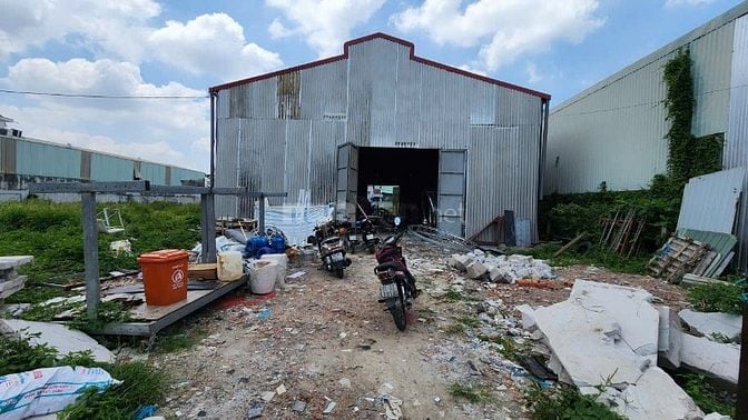 Cho thuê xưởng mới xây cao 8m, ngang 14m không cột đường xe tải 8 tấn.