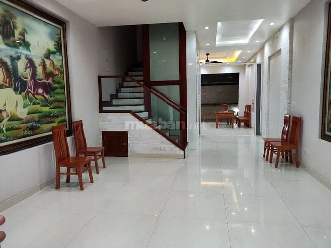 Cho thuê biệt thự 5 tầng  Khu phân lô số 1 Nguyễn Hoàng Tôn  Cách hồ T