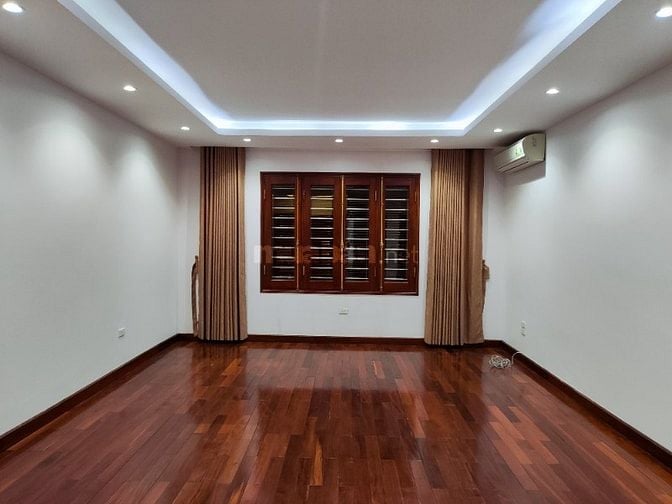 Cho thuê biệt thự 5 tầng  Khu phân lô số 1 Nguyễn Hoàng Tôn  Cách hồ T