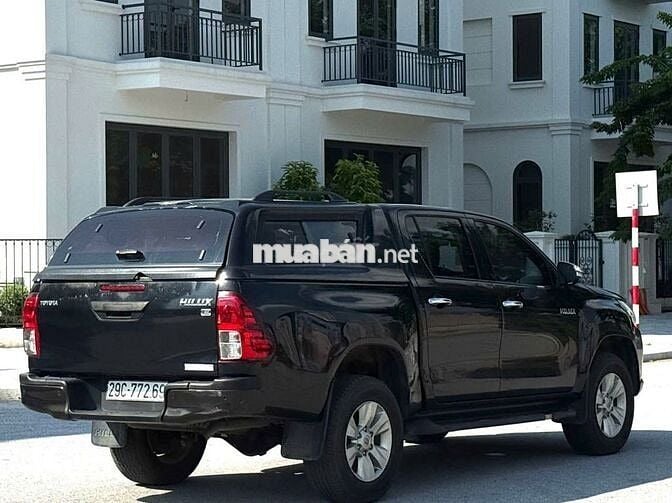Bán Toyota Hilux 2016 2.4E MT màu đen 1 chủ từ mới