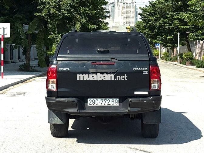 Bán Toyota Hilux 2016 2.4E MT màu đen 1 chủ từ mới
