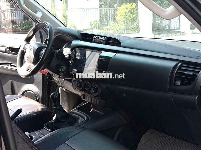 Bán Toyota Hilux 2016 2.4E MT màu đen 1 chủ từ mới