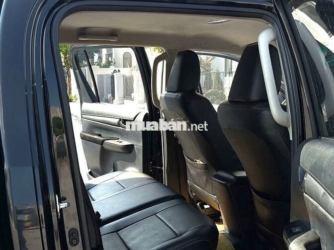 Bán Toyota Hilux 2016 2.4E MT màu đen 1 chủ từ mới