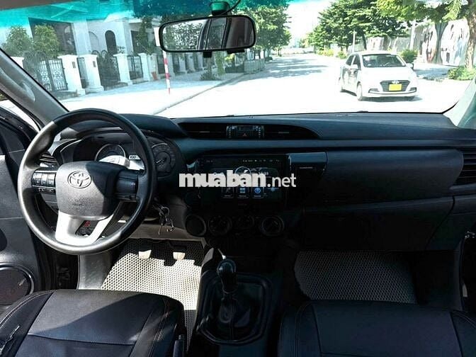 Bán Toyota Hilux 2016 2.4E MT màu đen 1 chủ từ mới