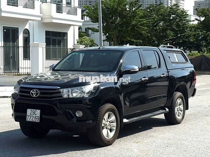 Bán Toyota Hilux 2016 2.4E MT màu đen 1 chủ từ mới