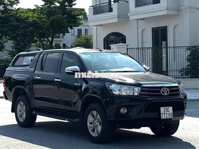 Bán Toyota Hilux 2016 2.4E MT màu đen 1 chủ từ mới