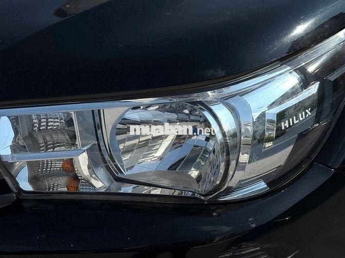 Bán Toyota Hilux 2016 2.4E MT màu đen 1 chủ từ mới