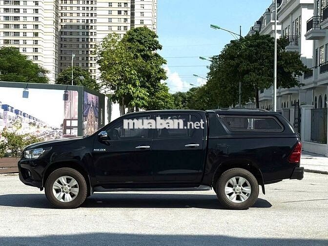 Bán Toyota Hilux 2016 2.4E MT màu đen 1 chủ từ mới