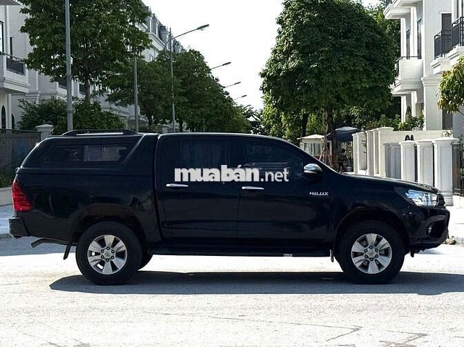 Bán Toyota Hilux 2016 2.4E MT màu đen 1 chủ từ mới