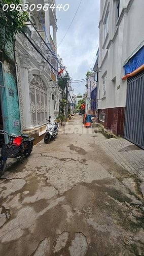 Bán dãy nhà 2 tầng hẻm xe hơi gần Bùi Văn Ba Quận 7 thu nhập cho thuê