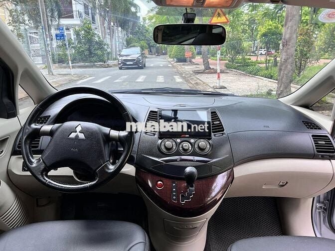 Mitsubishi Grandis 2009 số tự động màu bạc