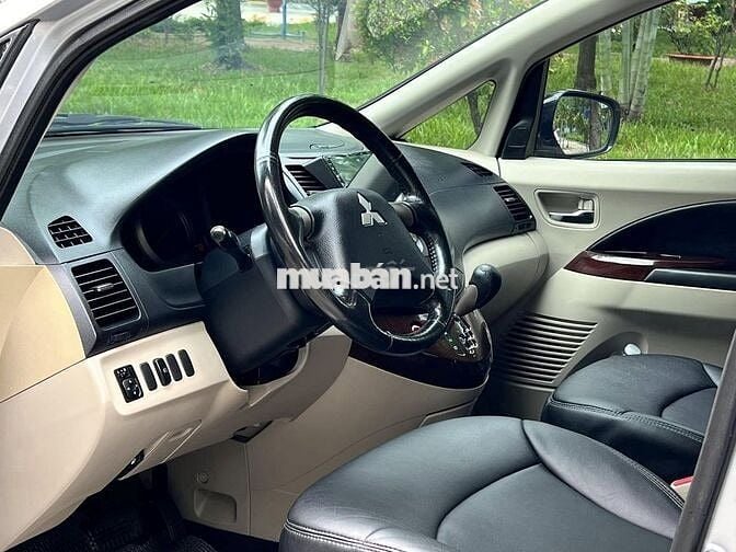 Mitsubishi Grandis 2009 số tự động màu bạc