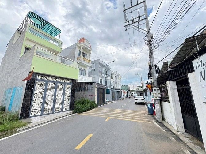 BÁN NHÀ MẶT TIỀN,NHÀ 3 TẦNG,SỔ HỒNG RIÊNG ,VỊ TRÍ TP DĨ AN,TP HCM