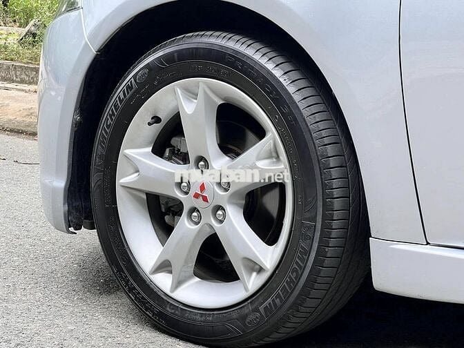 Mitsubishi Grandis 2009 số tự động màu bạc