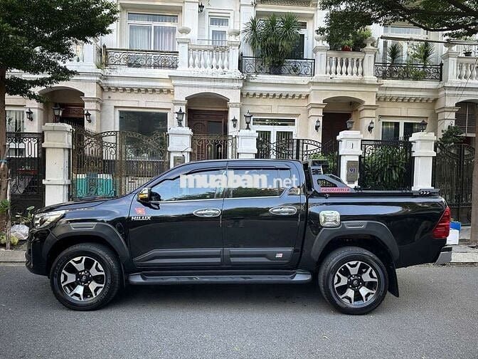 Toyota Hilux 2.8L 4x4 2019 nhập Thái option 200 củ