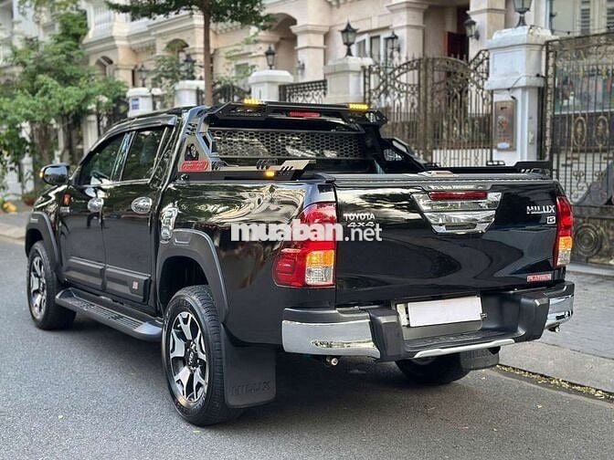 Toyota Hilux 2.8L 4x4 2019 nhập Thái option 200 củ