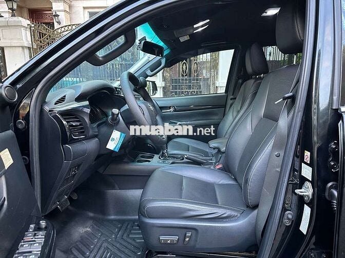 Toyota Hilux 2.8L 4x4 2019 nhập Thái option 200 củ