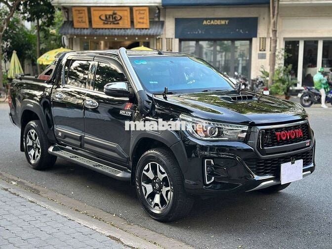Toyota Hilux 2.8L 4x4 2019 nhập Thái option 200 củ