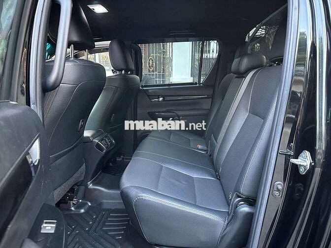 Toyota Hilux 2.8L 4x4 2019 nhập Thái option 200 củ