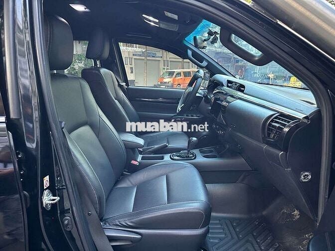Toyota Hilux 2.8L 4x4 2019 nhập Thái option 200 củ