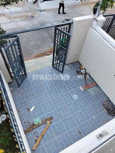 Bán nhà mặt tiền 90m2 Hoàng Phan Thái sổ riêng cách chợ Bình Chánh 200
