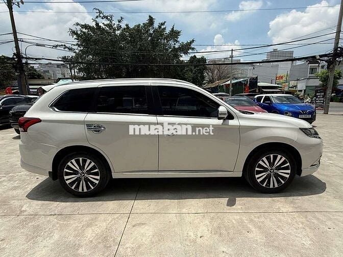 Mitsubishi Outlander Premium 2022 Trắng - Odo 46k
