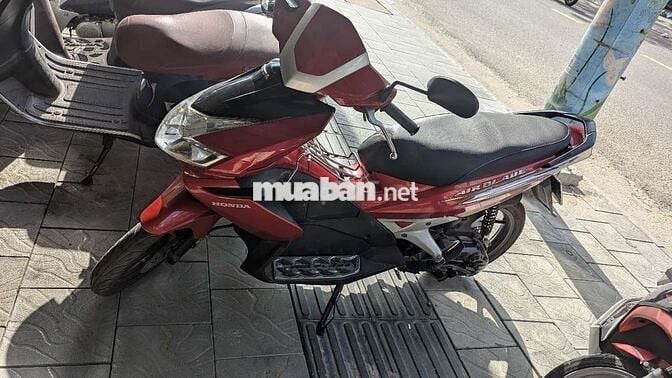 Xe ablade màu đỏ đen