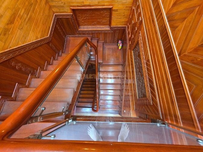 cần bán biệt thự gỗ, 4 lầu, như hình đã hoàn công