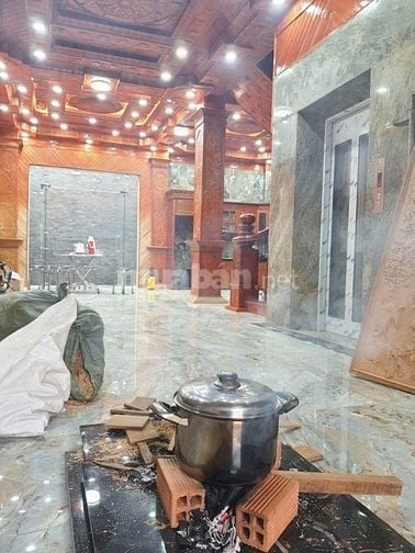 cần bán biệt thự gỗ, 4 lầu, như hình đã hoàn công