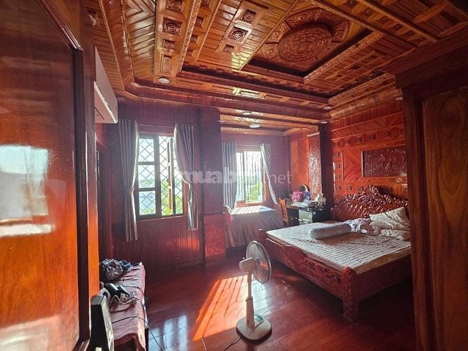 cần bán biệt thự gỗ, 4 lầu, như hình đã hoàn công