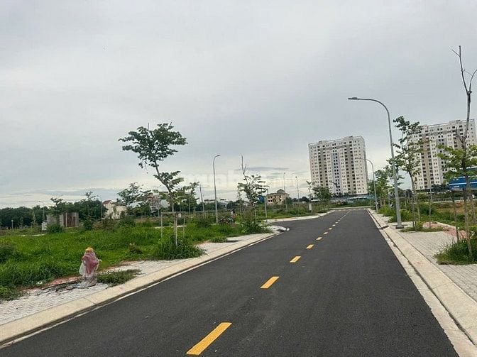 Chính chủ bán nhanh lô đất mặt tiền sổ sẵn