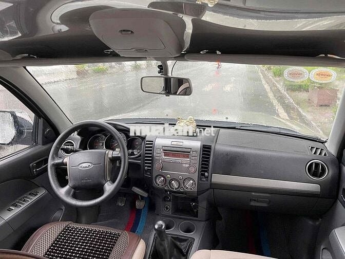 Ford Everest 2015 2.5L 4x2 MT - 20000 km