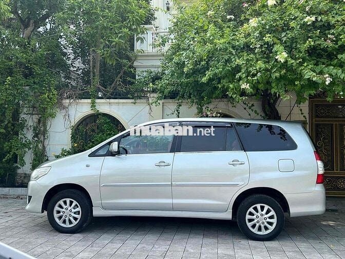 Toyota Innova 2013 2.0E - 5000 km