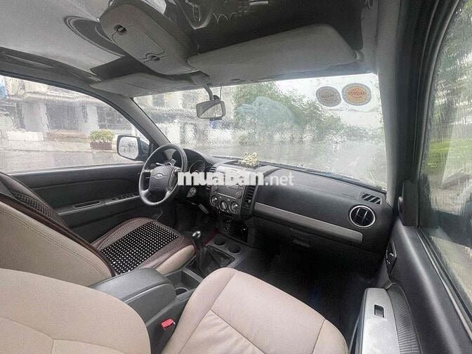 Ford Everest 2015 2.5L 4x2 MT - 20000 km