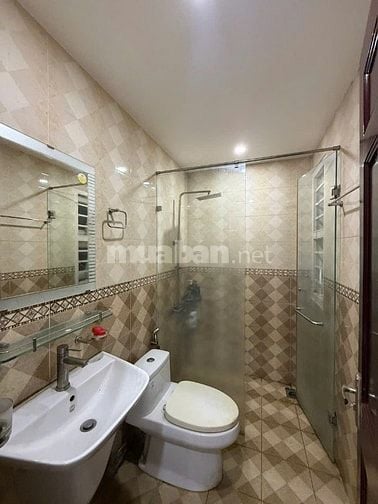 Cho thuê căn góc 1 trệt 3 lầu, 4pn 4wc, sân đậu oto, gần Phạm Văn Đồng