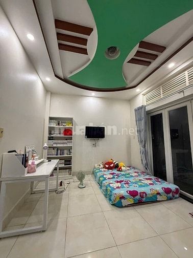 Cho thuê căn góc 1 trệt 3 lầu, 4pn 4wc, sân đậu oto, gần Phạm Văn Đồng
