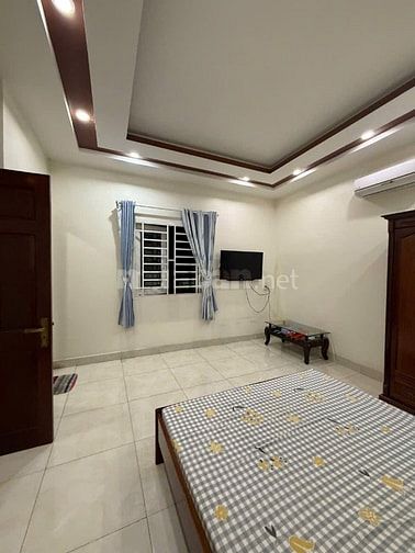 Cho thuê căn góc 1 trệt 3 lầu, 4pn 4wc, sân đậu oto, gần Phạm Văn Đồng
