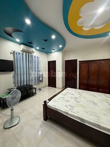 Cho thuê căn góc 1 trệt 3 lầu, 4pn 4wc, sân đậu oto, gần Phạm Văn Đồng