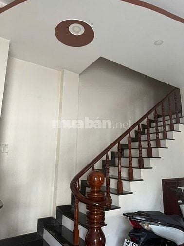 Cho thuê căn góc 1 trệt 3 lầu, 4pn 4wc, sân đậu oto, gần Phạm Văn Đồng