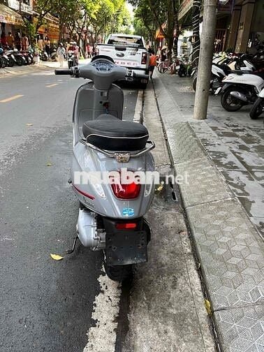Vespa Piaggio xám, có hỗ trợ trả góp