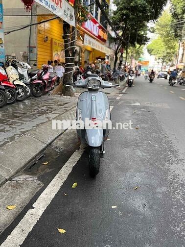 Vespa Piaggio xám, có hỗ trợ trả góp